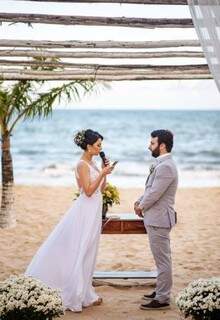 O casamento foi feito na areia, de frente para o mar. (Foto: Top Studio Fotografias)