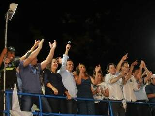 Marquinhos Trad, com o microfone na mão, discursou para a plateia em seu comitê de campanha. (Foto: Alcides Neto)