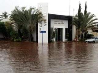 Clínica foi invadida pela água da chuva (Foto: Perfil News)