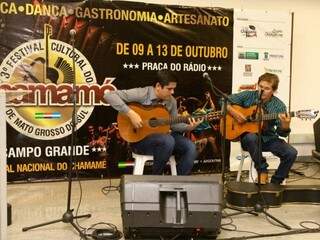 Os músicos Paulo e Sérgio Arguelo se apresentaram no lançamento do festival que ocorreu em setembro (Foto: Ricardo Gomes)