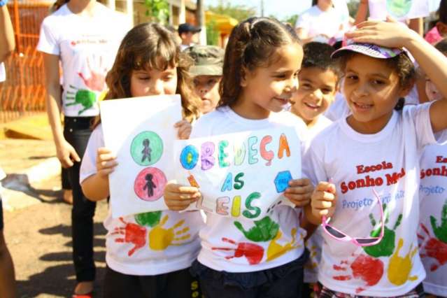 Pequenos estudantes saem &agrave;s ruas para pedir paz e respeito no tr&acirc;nsito