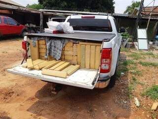 Carroceria da camionete estava abarrotada com os tabletes de maconha. (Foto: Divulgação/PRF) 