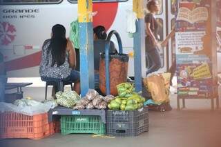 Ambulantes comercializam diferentes produtos nos terminais. (Foto: Marcos Ermínio)
