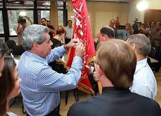 Governador recebe bandeira dos festeiros (Foto: divulgação)