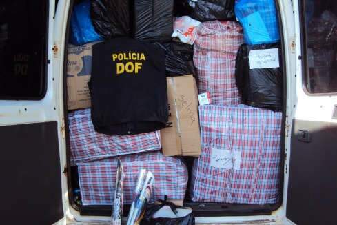  DOF apreende carro cheio de mercadorias contrabandeadas do Paraguai 