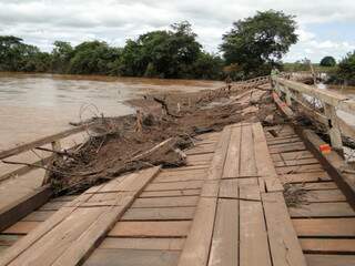 Pontes destruídas prejudicam transporte de alunos em Santa Rita do Pardo. (Foto: Celso dos Santos)