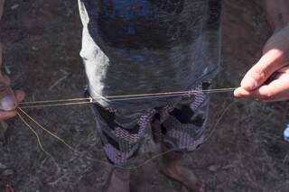Rapaz de 18 anos mostra linha chilena usada pela garotada em rua do bairro Danúbio Azul (Foto: Paulo Francis)