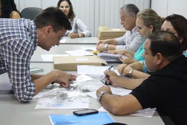 Comiss&atilde;o aprova amostra de kits, mas faz ressalvas ao giz de cera