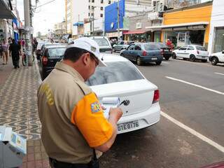 Multa por estacionamento irregular no centro só pode ser aplicada por agente de trânsito. (Foto: Rodrigo Pazinato)