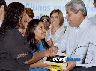 André entrega premiação em Corumbá (Foto:Diário Online)