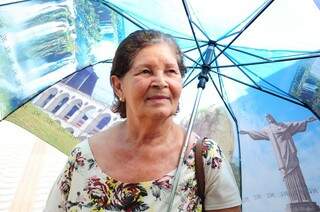 Dona Maria da Paz lamenta a falta de responsabilidade de alguns proprietários  (Foto: Rodrigo Pazinato)