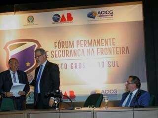 Ministro Raul Jungmann com o senador Pedro Chaves na Uems (Foto: Saul Schramm)