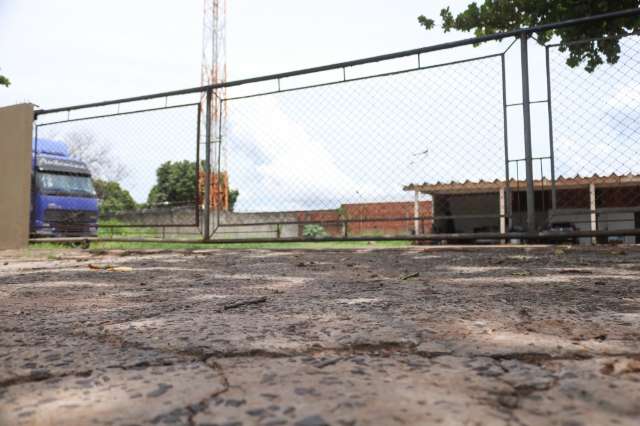 Idoso perde o dedo da mão esquerda após se cortar com serra elétrica