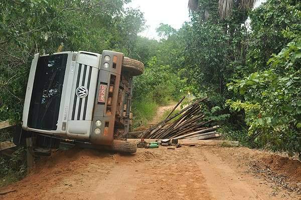 Caminh&atilde;o boiadeiro tomba depois de quebrar em Alcin&oacute;polis