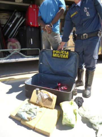  Policiais encontram cerca de 8 quilos de maconha em bagageiro de &ocirc;nibus