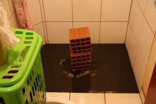 Banheiro ficou inundado com água de esgoto. (Foto: Marcos Ermínio)