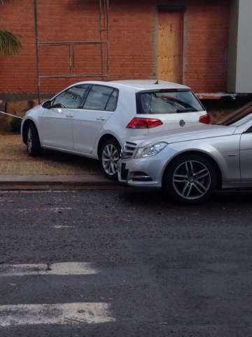 Carro parado em cal&ccedil;ada de resid&ecirc;ncia na rua da Paz atrapalha pedestres