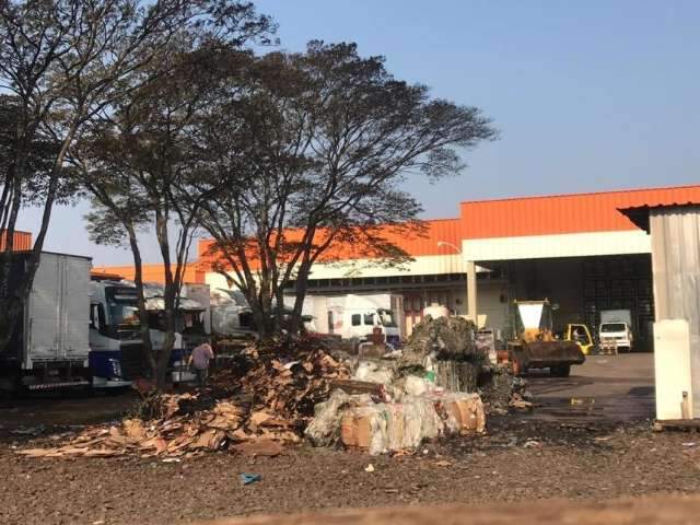 Quinze horas ap&oacute;s fogo no Atacad&atilde;o, trabalhos seguem com uso de retroescavadeira