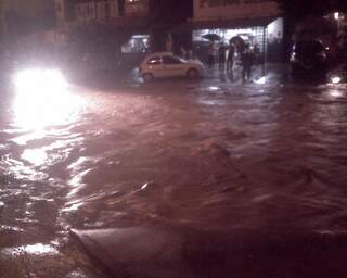 Ruas do bairro Maria Aparecida Pedrossian foram tomadas pela água (foto: Mirna Lins/Repórter News) 