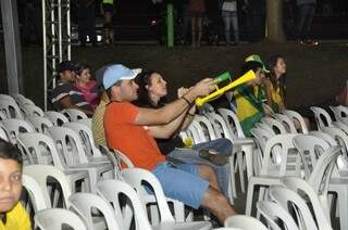 Grupo pequeno &quot;insistia&quot; em torcer pela vitória do Brasil, durante o jogo. (Foto: Marcelo Calazans)