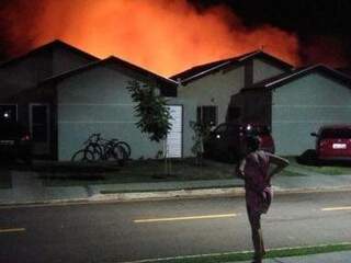 Incêndio assustou a se aproximar de casas na noite de sexta-feira. (Foto: Direto das Ruas)