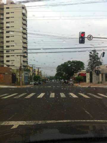  Chuva &eacute; comemorada por internautas e a previs&atilde;o &eacute; de mais &aacute;gua na Capital