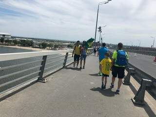 Pai húngaro na travessia da ponte sobre o Rio Don, a caminho do Rostov Arena, ao lado do filho com a camisa 10 do Brasil (Foto: Paulo Nonato de Souza)