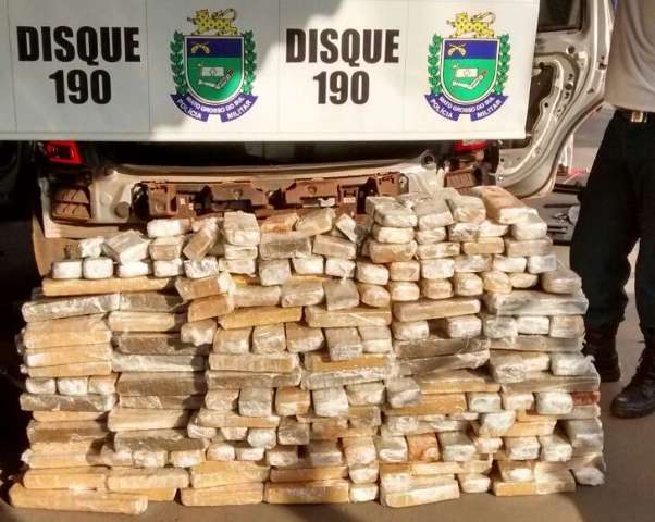 PM encontra carro abandonado com mais de 200 tabletes de maconha
