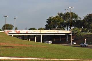 Viaduto na Costa e Silva não tem nem previsão para ser reparado. (Foto: Marcelo Calazans)