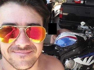 Breno Borges posa para selfie exibindo moto e caminhonetes (Foto: Facebook/Reprodução)