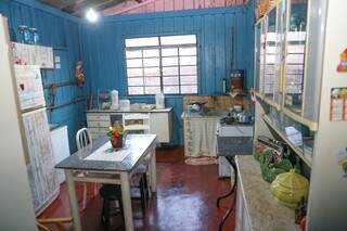 Na cozinha, alguns móveis antigos deixados pela primeira dona da casa  (Foto: Paulo Francis)