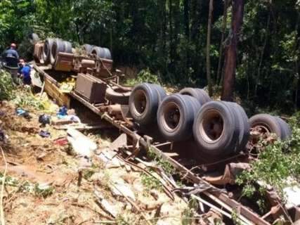 Família de Anhanduí morre em acidente de caminhão de soja no Paraná 