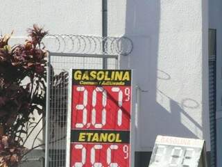 Posto localizado na avenida Euler de Azevedo vende gasolina a R$ 3,07. (Foto: Marcos Ermínio)