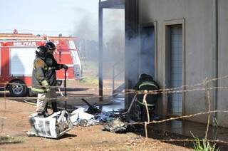 Bombeiros controlam chamas que destruíram salas de empresa na saída para Três Lagoas. (Foto: Marcelo Calazans)