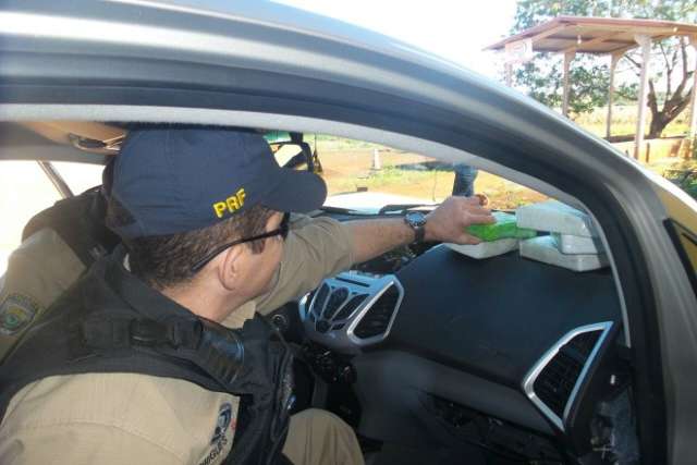 Homem, acompanhado do filho de 5 anos,  &eacute; preso com 40 kg de coca&iacute;na 