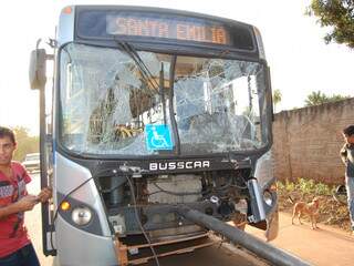 A frente do ônibus ficou destruída e o vidro trincado. (Foto: Simão Nogueira)