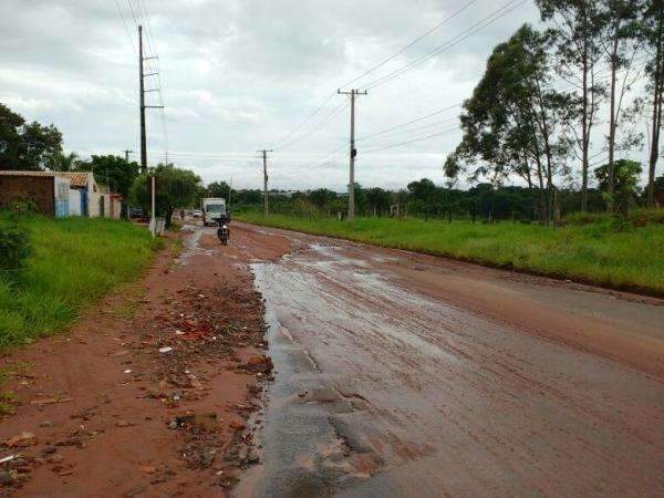 Moradores tentam amenizar estragos provocados pela chuva desta ter&ccedil;a