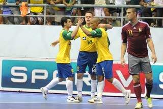 Marcênio, à esquerda, comemorando gol brasileiro contra a Venezuela (Foto: Divulgação/CBFS)