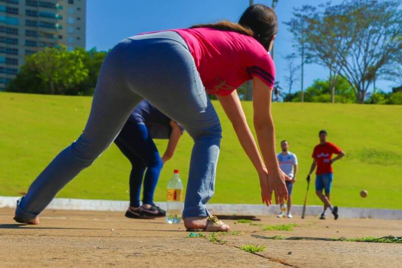 BRINCADEIRA DE INFÂNCIA JOGANDO TACO BETS NA PISTA ‹ Barbarius World › 