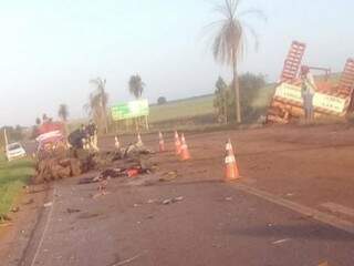 Destroços de carro ficaram espalhados pela rodovia (Foto: Rio Brilhante em Tempo Real)
