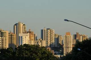 A sexta-feira amanheceu com céu claro, em Campo Grande. (Foto: Alcides Neto) 