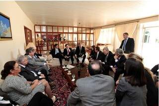 Senadores e deputados foram à Embaixada do Paraguai (Foto: Divulgação/assessoria)