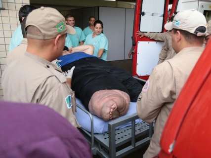 Com muita dor, homem que pesa 300 kg é levado às pressas a hospital