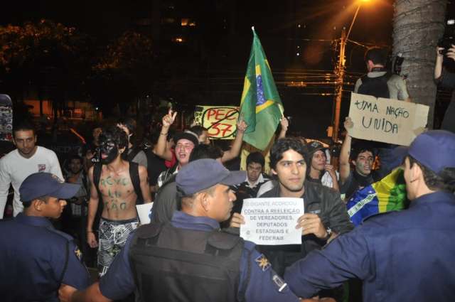 Grupo com 10 mil manifestantes chega ao Pa&ccedil;o e momento &eacute; de tens&atilde;o