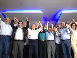Nelsinho dando mãos ao vice-presidente Temer e demais líderes do PMDB (Foto: Facebook)