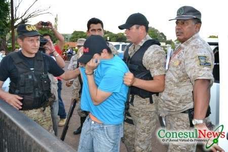 Man&iacute;aco da Cruz e policial divergem sobre disparo em cela de delegacia