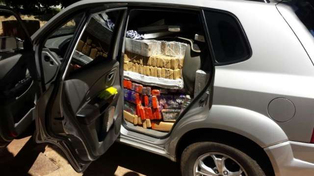 Pol&iacute;cia Federal apreende 1,1 mil kg de maconha dentro de ve&iacute;culo