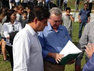 Nelsinho e o prefeito do PT falam sobre projetos para Porto Murtinho (Foto: Divulgação)