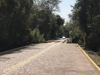 Estrada que dá acesso ponte reconstruída após chuvas derrubarem, em fevereiro (Foto: Direto das Ruas)