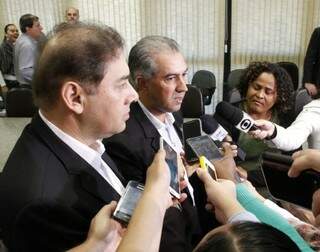 À esquerda, o prefeito Alcides Bernal (PP) com o governador do Estado, Reinaldo Azambuja (PSDB). (Foto: Chico Ribeiro/Governo do Estado)
